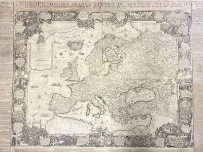 Une vieille carte de l'Europe est reproduite sur une page de journal