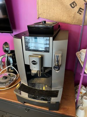 une machine à café posée sur une table