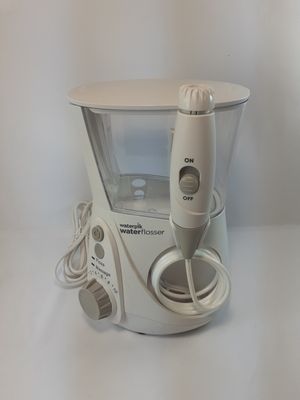 une brosse à dents posée sur une table blanche