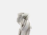 une image représentant une sculpture en argent représentant une femme avec un nœud sur la tête