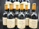 six bouteilles de vin sont alignées sur une table