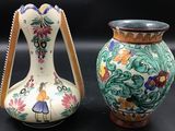 deux vases posés l'un à côté de l'autre sur une table