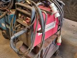 une machine posée sur un chariot dans le garage