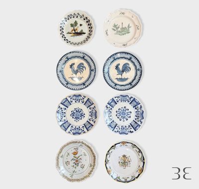 de nombreuses assiettes ornées de motifs variés