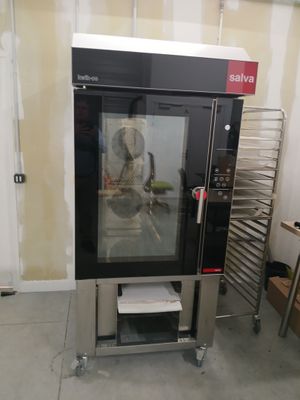 une machine placée au milieu d'une pièce