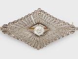 une broche Art déco en forme de diamant,