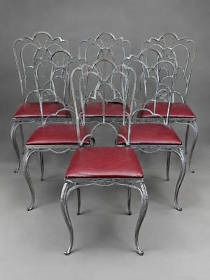 lot de six chaises avec des assises rembourrées rouges en forme de cœur