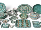 de nombreuses pièces de poterie très variées exposées sur la table