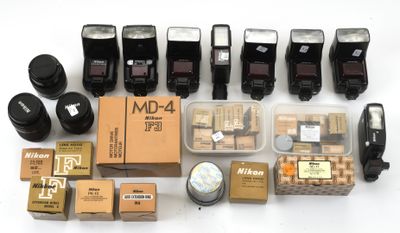 de nombreux types d'appareils photo et d'accessoires sur la table