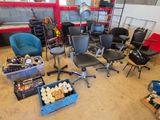 une pièce dans laquelle se trouvent de nombreuses chaises et d'autres objets
