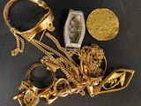 plusieurs bijoux en or et en argent, dont une bague, une bague et un collier
