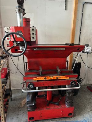 une machine rouge qui se trouve dans un garage