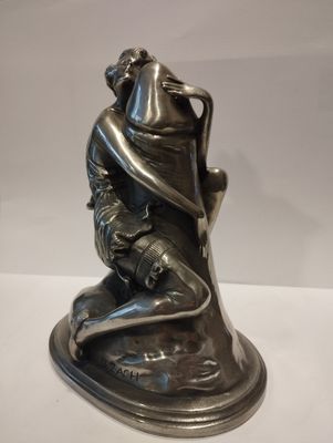 EROTISME Femme enroulée autour d'un phallus