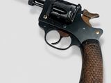 un vieux revolver avec un manche en bois sur fond blanc