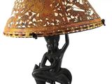 l'image d'une lampe posée sur une table