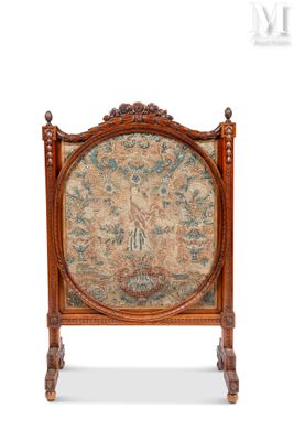 une image représentant un lit en bois dont la tête de lit est ornée d'une tapisserie