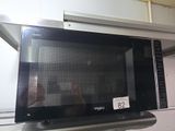 un micro-ondes posé sur une étagère dans une cuisine