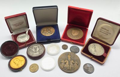 de nombreuses pièces de différentes sortes dans un étui rouge
