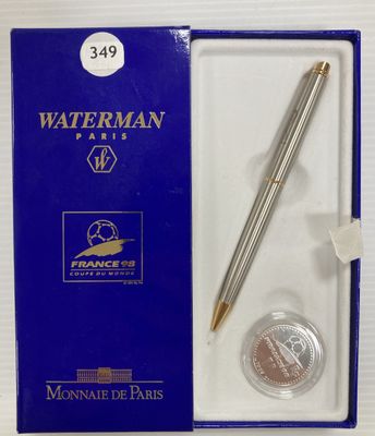 le stylo se trouve à côté de la pièce, dans la boîte posée sur la table