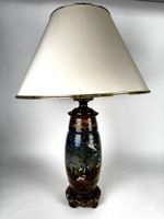 Lampe pied en verre émaillée à décor de volatiles dans un dé…