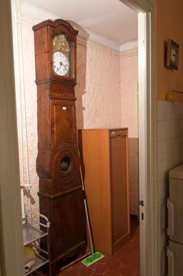 une horloge de parquet dans un coin de la cuisine