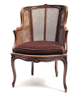 une image représentant une chaise marron sur laquelle est posé un coussin marron