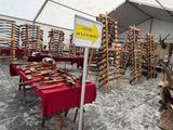 une grande tente sur laquelle sont disposés de nombreux objets en bois