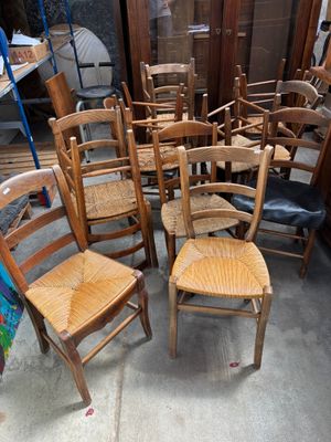 un grand nombre de chaises dans une pièce