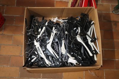 Un lot de cintres en plastique *** Sur la région de Saint Sa…