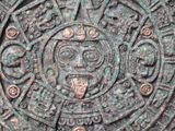 une image représentant une grande plaque en bronze ornée d'un motif