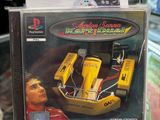 une boîte sur laquelle figure un jeu vidéo, dans un magasin