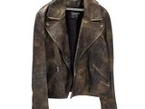 une veste en cuir marron suspendue à un cintre