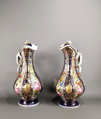 deux vases ornés de motifs floraux, posés sur une table