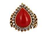 un gros plan d'une bague en pierre rouge sur fond blanc