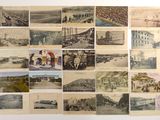Plusieurs vieilles photos de personnes et de bâtiments sont accrochées au mur