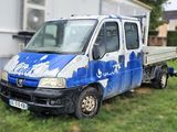 un camion bleu et blanc garé devant une maison