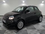 une photo d'une Smart noire garée dans un garage