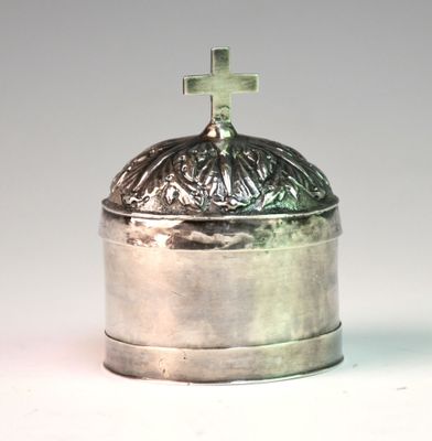 une boîte en argent surmontée d'une croix