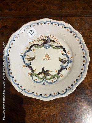 une assiette ornée d'un motif d'oiseau, posée sur une table