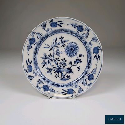 une assiette ancienne bleue et blanche ornée de fleurs et d'oiseaux