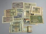 Des billets anciens sont posés sur une table avec un fond gris.