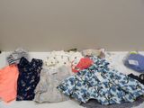 beaucoup de vêtements posés sur une table