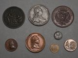 un lot de pièces de monnaie posées sur une table
