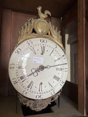 une grande horloge exposée dans une pièce