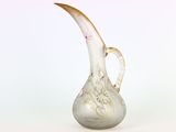 un vase en verre muni d'une anse incurvée, sur fond blanc