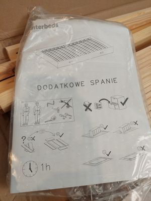 un sac de bois posé sur une boîte