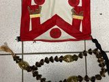un sac rouge et blanc posé par terre à côté d'une perle
