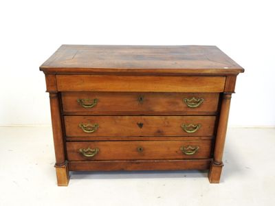 une image d'une commode en bois avec des poignées en laiton