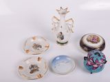 cinq pièces de porcelaine différentes sur un fond blanc