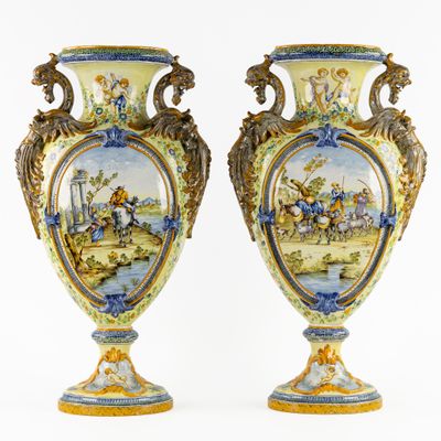 une paire de vases ornés d'une peinture représentant un paysage